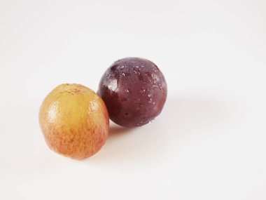 Beyaz arkaplanda pione üzümleri