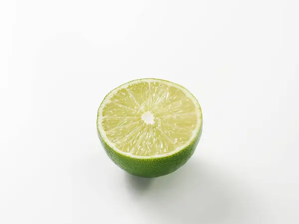 Beyaz arkaplanda kireç meyvesi