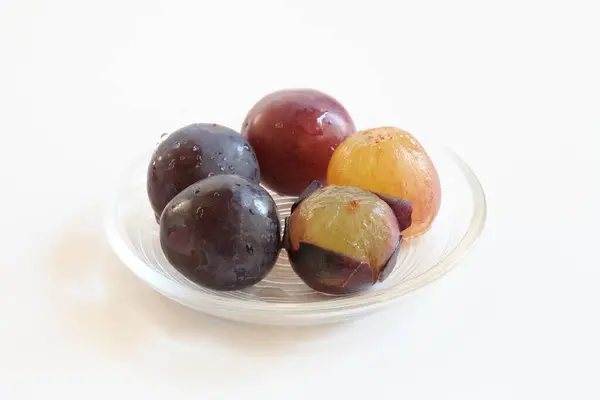 Beyaz arkaplanda pione üzümleri