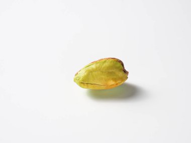 Beyaz arka planda fıstıklar