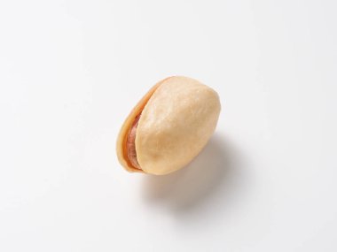 Beyaz arka planda fıstıklar