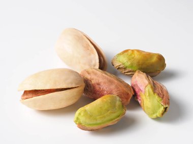 Beyaz arka planda fıstıklar