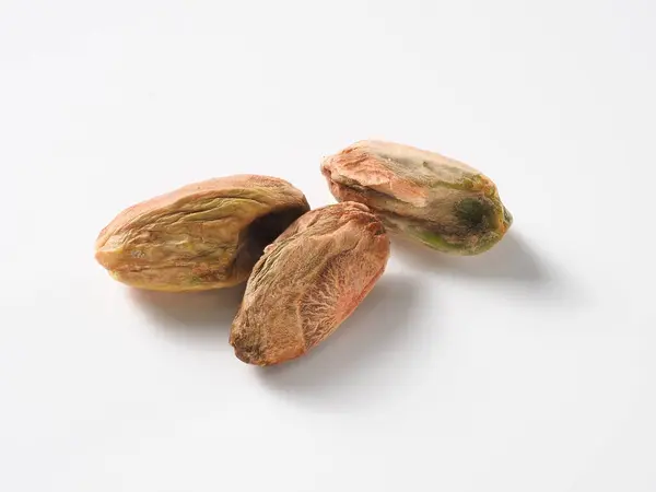 Beyaz arka planda fıstıklar