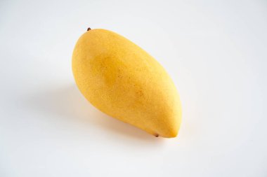 Beyaz arka planda mango meyvesi                                  