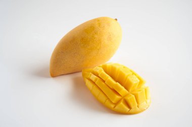 Beyaz arka planda mango meyvesi                                  