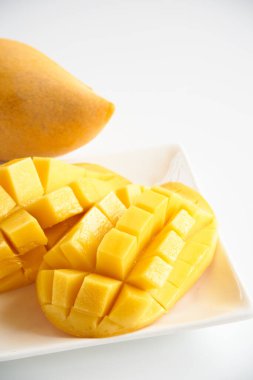 Beyaz arka planda mango meyvesi                                  
