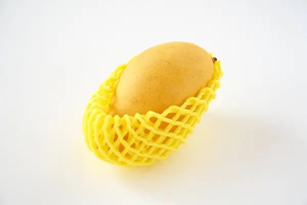 Beyaz arka planda mango meyvesi                                  
