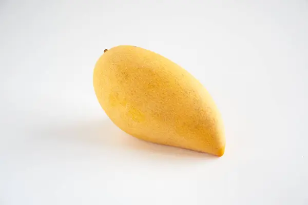 Beyaz arka planda mango meyvesi                                  