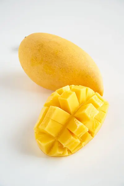 Beyaz arka planda mango meyvesi                                  