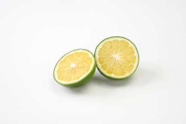       Olgunlaşmamış yeşil Japon portakalları beyaz arkaplanda                         