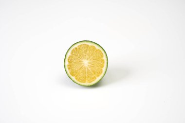       Olgunlaşmamış yeşil Japon portakalları beyaz arkaplanda                         