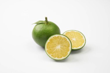       Olgunlaşmamış yeşil Japon portakalları beyaz arkaplanda                         