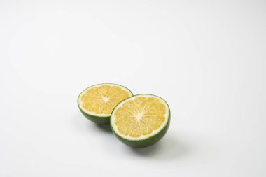       Olgunlaşmamış yeşil Japon portakalları beyaz arkaplanda                         