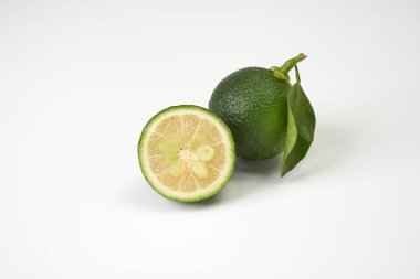    Beyaz arka plana yerleştirilmiş olgunlaşmamış Japon yuzu meyvesi                            