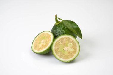    Beyaz arka plana yerleştirilmiş olgunlaşmamış Japon yuzu meyvesi                            