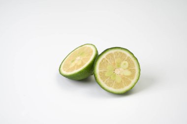   Beyaz arka plana yerleştirilmiş olgunlaşmamış Japon yuzu meyvesi                            
