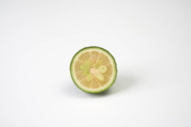    Beyaz arka plana yerleştirilmiş olgunlaşmamış Japon yuzu meyvesi                            