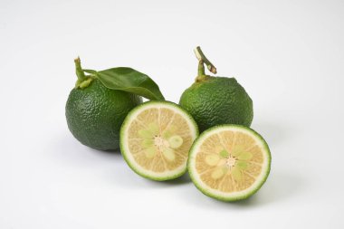    Beyaz arka plana yerleştirilmiş olgunlaşmamış Japon yuzu meyvesi                            