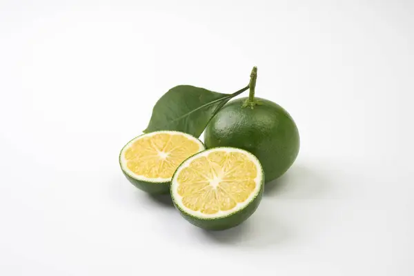       Olgunlaşmamış yeşil Japon portakalları beyaz arkaplanda                         