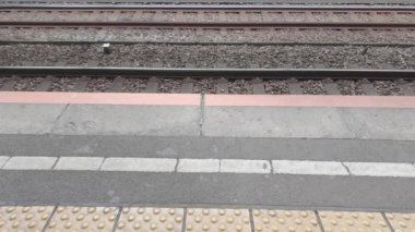 Tren platforma geliyor.