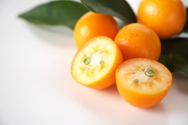 Japon turunçgil tatlısı Japon tatlısı. Meyve küçük, tatlı, ekşi ve acı tatlıdır..