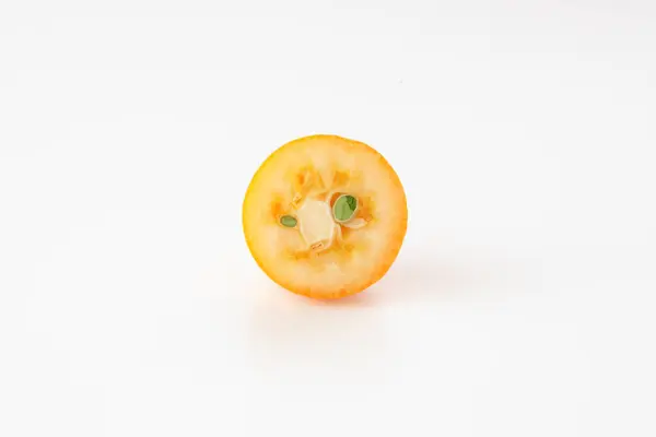 Japon turunçgil tatlısı Japon tatlısı. Meyve küçük, tatlı, ekşi ve acı tatlıdır..