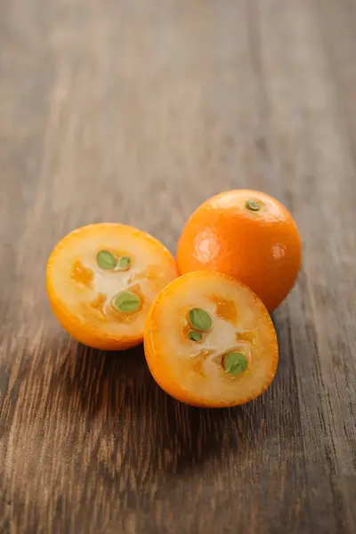 Japon turunçgil tatlısı Japon tatlısı. Meyve küçük, tatlı, ekşi ve acı tatlıdır..