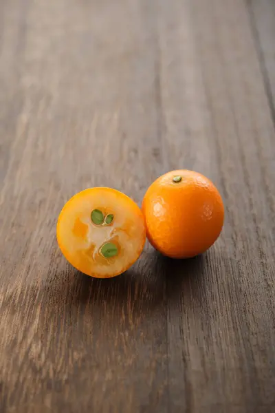 Japon turunçgil tatlısı Japon tatlısı. Meyve küçük, tatlı, ekşi ve acı tatlıdır..