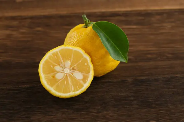 Japon yuzu meyveleri ahşap masaya konur.