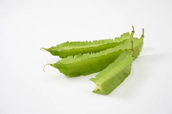  Beyaz arka plan üzerinde kanatlı fasulye           