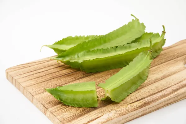  Beyaz arka plan üzerinde kanatlı fasulye           