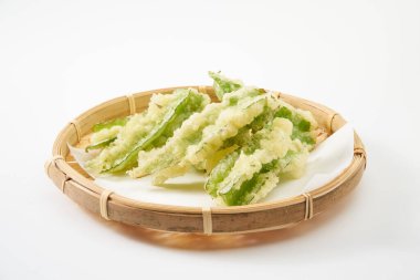  Kanatlı fasulye tempurası. Tempura, böreğe benzer kızarmış bir Japon yemek metodudur..                              