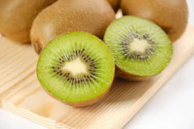 Hayward çeşitliliğinin iyi bir tatlılığı ve ekşi suyu dengesi vardır ve tohumların çiğnenmiş dokusu da eğlencelidir..