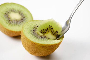 Hayward çeşitliliğinin iyi bir tatlılığı ve ekşi suyu dengesi vardır ve tohumların çiğnenmiş dokusu da eğlencelidir..