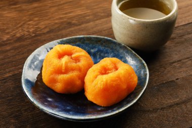 Ahşap zeminde kurutulmuş Japon hurması.