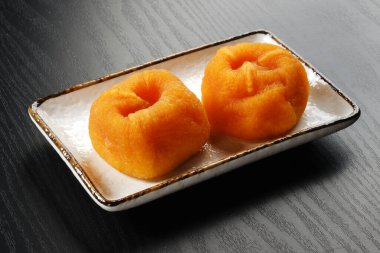 Ahşap zeminde kurutulmuş Japon hurması.