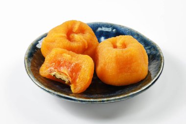 Beyaz arkaplanda kurutulmuş Japon hurması