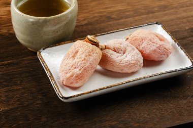 Ahşap zeminde kurutulmuş Japon hurması.