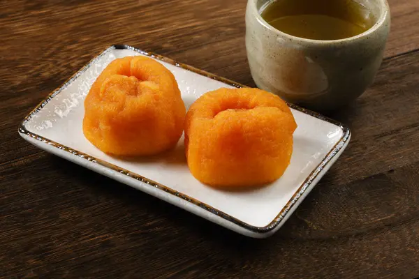 Ahşap zeminde kurutulmuş Japon hurması.