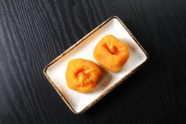 Ahşap zeminde kurutulmuş Japon hurması.