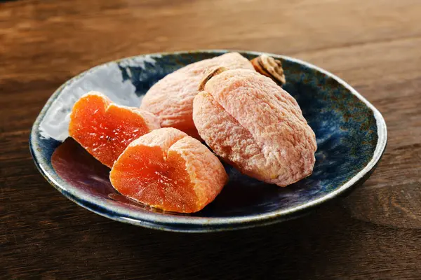 Ahşap zeminde kurutulmuş Japon hurması.