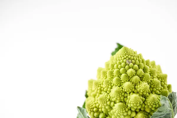 Romanesco karnabahar ve brokoliyle ilgili bir sebzedir. Mercan şeklindeki çiçek tomurcuklarının 