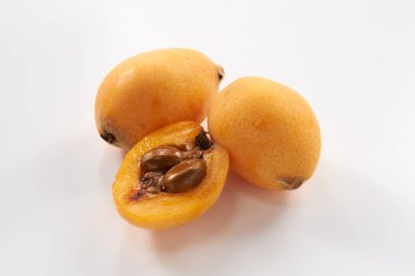 Beyaz arkaplanda lokuat meyvesi