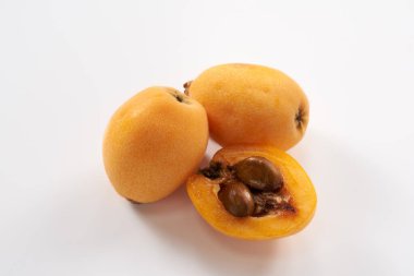 Beyaz arkaplanda lokuat meyvesi