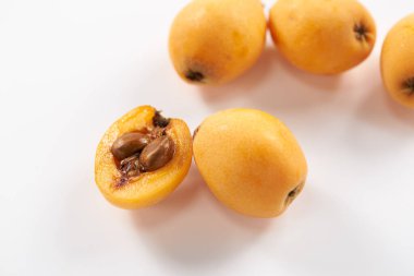 Beyaz arkaplanda lokuat meyvesi