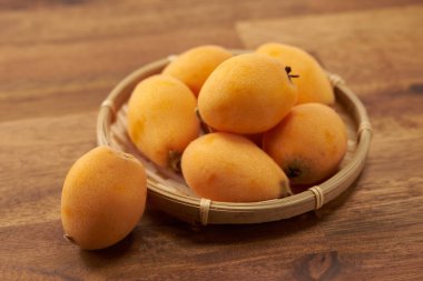 Yenidünya meyve ahşap arka plan üzerinde