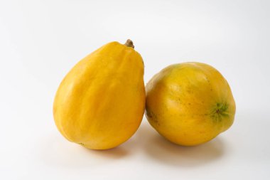 Papaya tropikal bir meyvedir. Düşük asitli, aromalı ve pürüzsüz dokulu tatlı bir meyvedir..