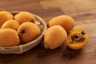 Yenidünya meyve ahşap arka plan üzerinde