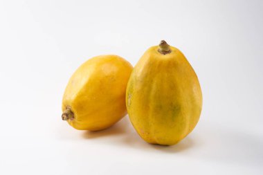 Papaya tropikal bir meyvedir. Düşük asitli, aromalı ve pürüzsüz dokulu tatlı bir meyvedir..