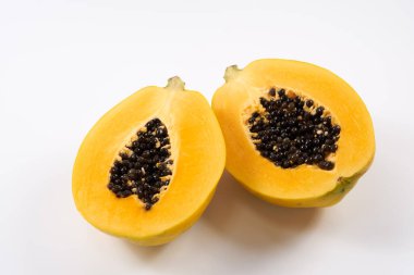 Papaya tropikal bir meyvedir. Düşük asitli, aromalı ve pürüzsüz dokulu tatlı bir meyvedir..